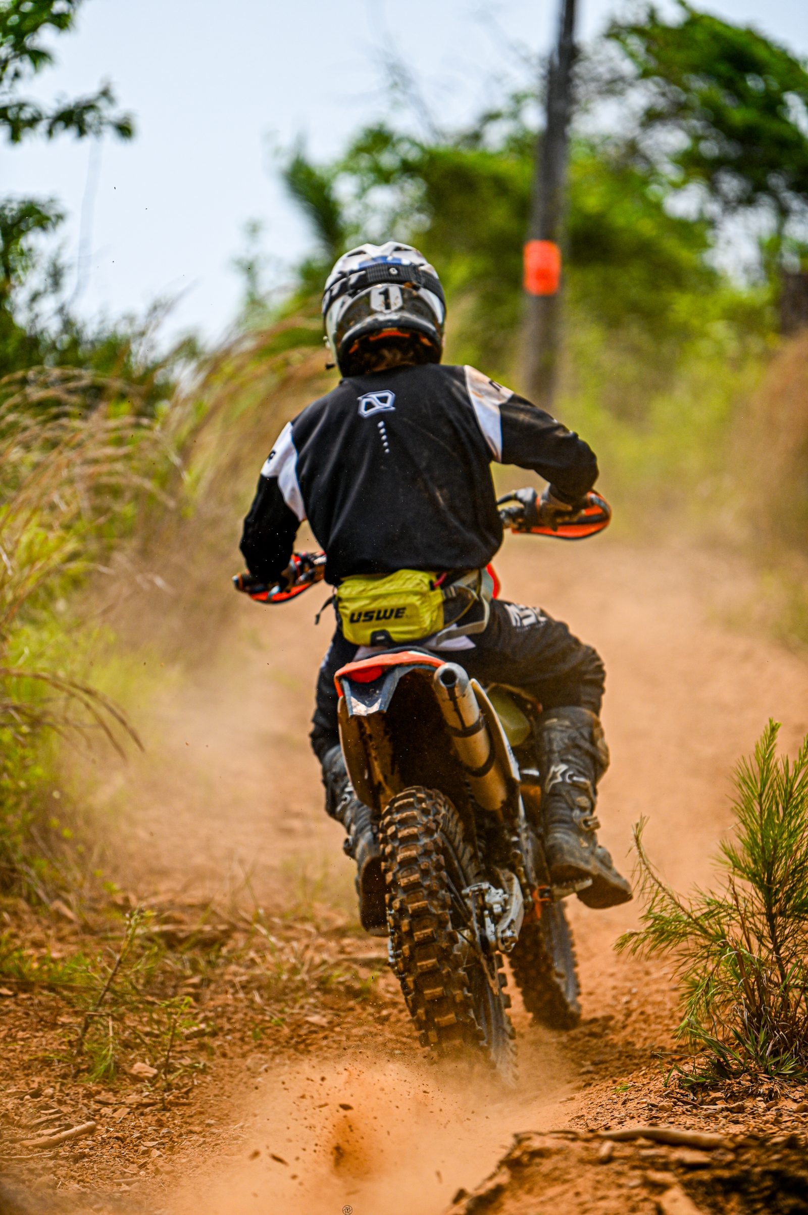 Dirt bike rider throwing up a wall of dust on a dry Alabama track